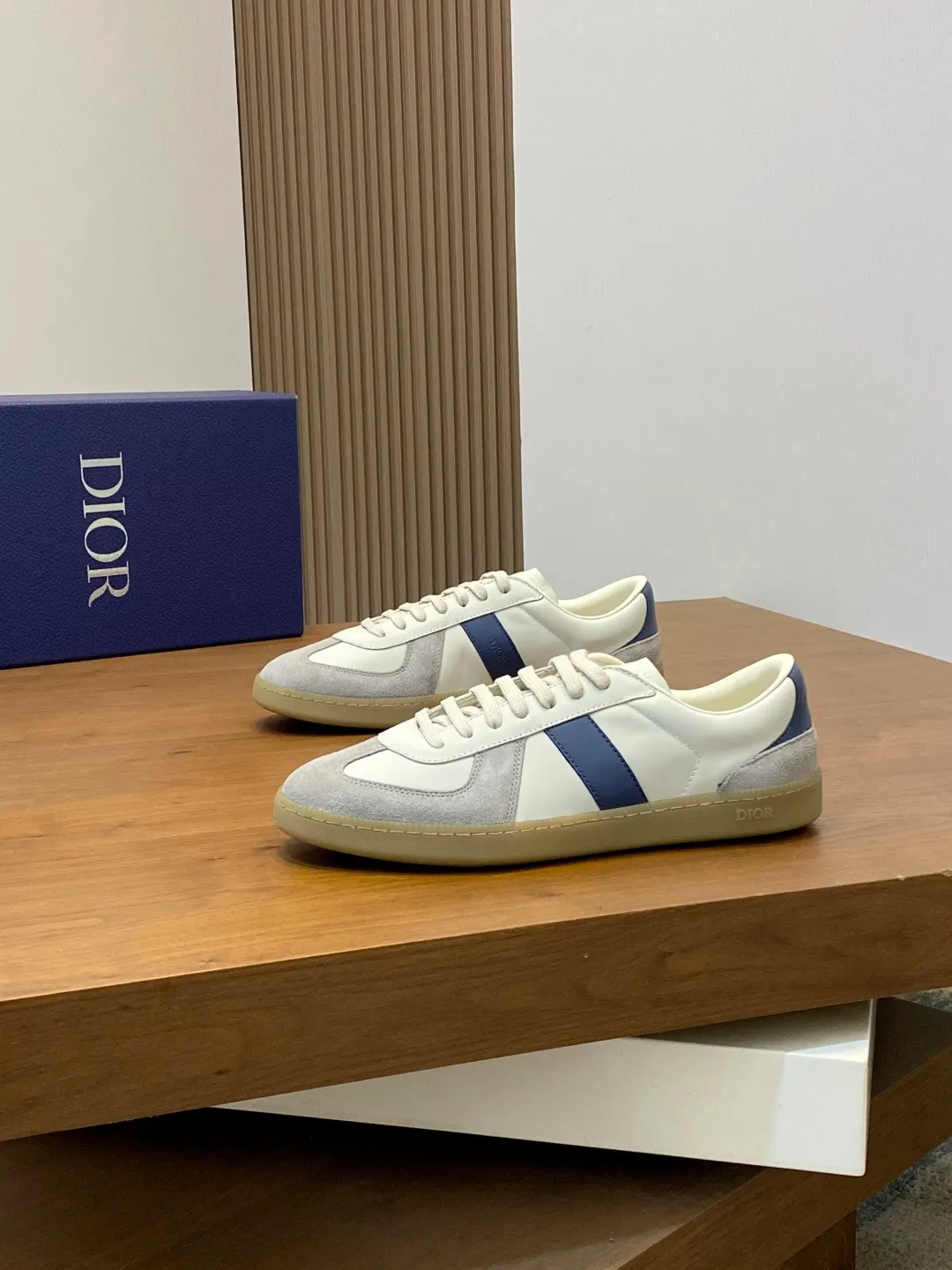 Factory price: 400💰Dior series casual sports shoes, skateboard shoes, original purchase, development and production. This sports shoe is a new product for the fall of 2023. It reinterprets the classic tennis shoes. The fashionable silhouette highlights the thick feeling. Crafted from navy and white jacquard with Oblique print and suede panels, it features a distinctive padded tongue embossed with the Dior signature, wide navy mohair laces and brass eyelets with a matte tonal finish. White rubber sole with Dior Oblique pattern, enhanced by a contrasting Dior 30 Avenue Montaigne signature on the rear. It can add fashionable temperament to casual looks. Exquisite packaging at the delivery counter 🛍📦 ▪️ Fabric: Original customized Oblique presbyopia + cowhide ▪️ Lining: Original customized sheepskin + breathable mesh ▪️ Sole: Original molded anti-slip rubber material ▪️ Bottom thickness: 4CM ▪️ Size: Men's 38-45 (38, 45, 46 customized)